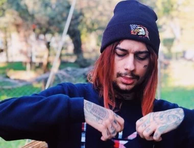 «200 στη στροφή» και έπεσαν τα αφτιά μας: Ο Sin Boy ξαναχτυπά με νέο τραγούδι και κάνει το «Μαμά» να μοιάζει έργο τέχνης